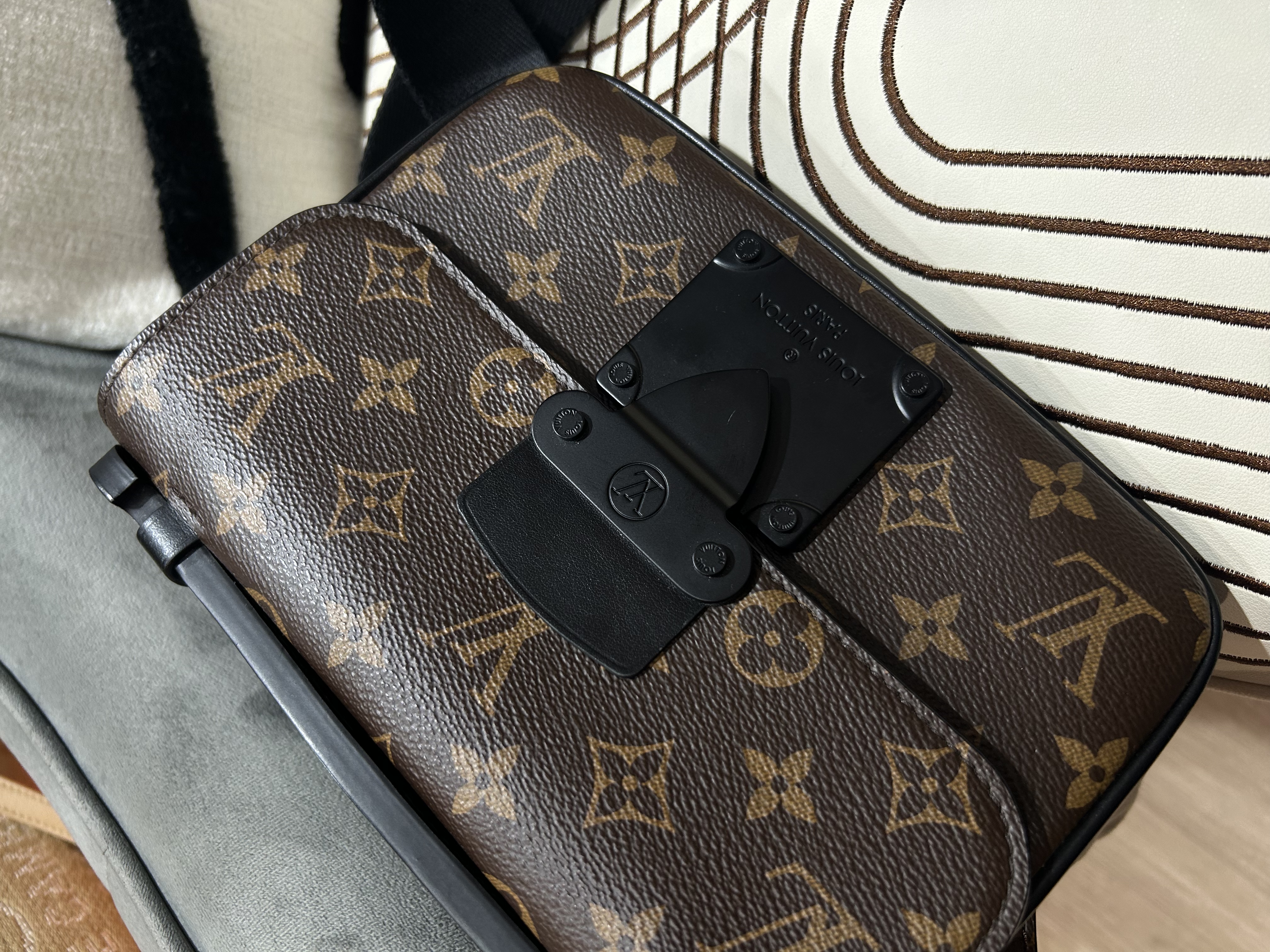 Lv S-LOCK M45807 斜孭袋 100%Authentic,98%new ✅專門店收據✅dust bag 