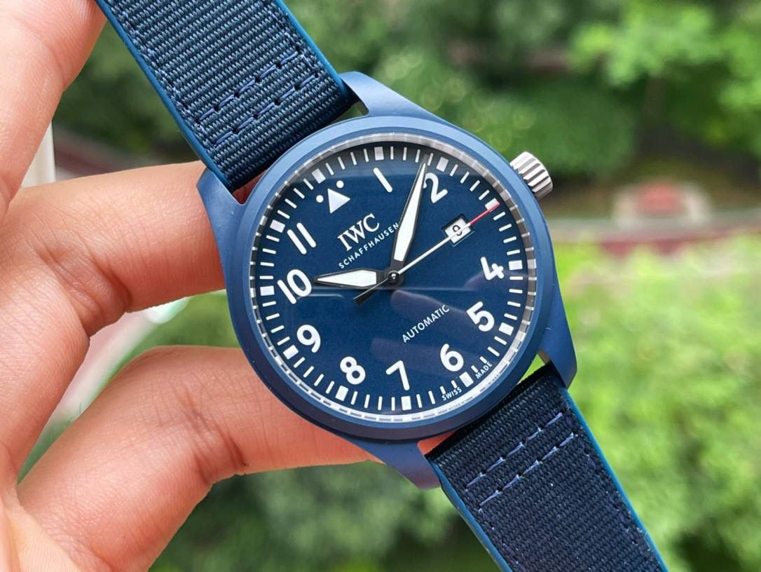 IWC IW328101 修正版 已修正中心大秒针孔洞颜色、表冠间隙等细节。 原版全球限量750枚， 每只独立编号，如 001/750～668/750。 表壳采用进口蓝色气化锆陶瓷，2米抗摔，高韧性、耐磨防刮。 工序复杂，成品率极低，因此数量稀少、出货周期较长。✔️