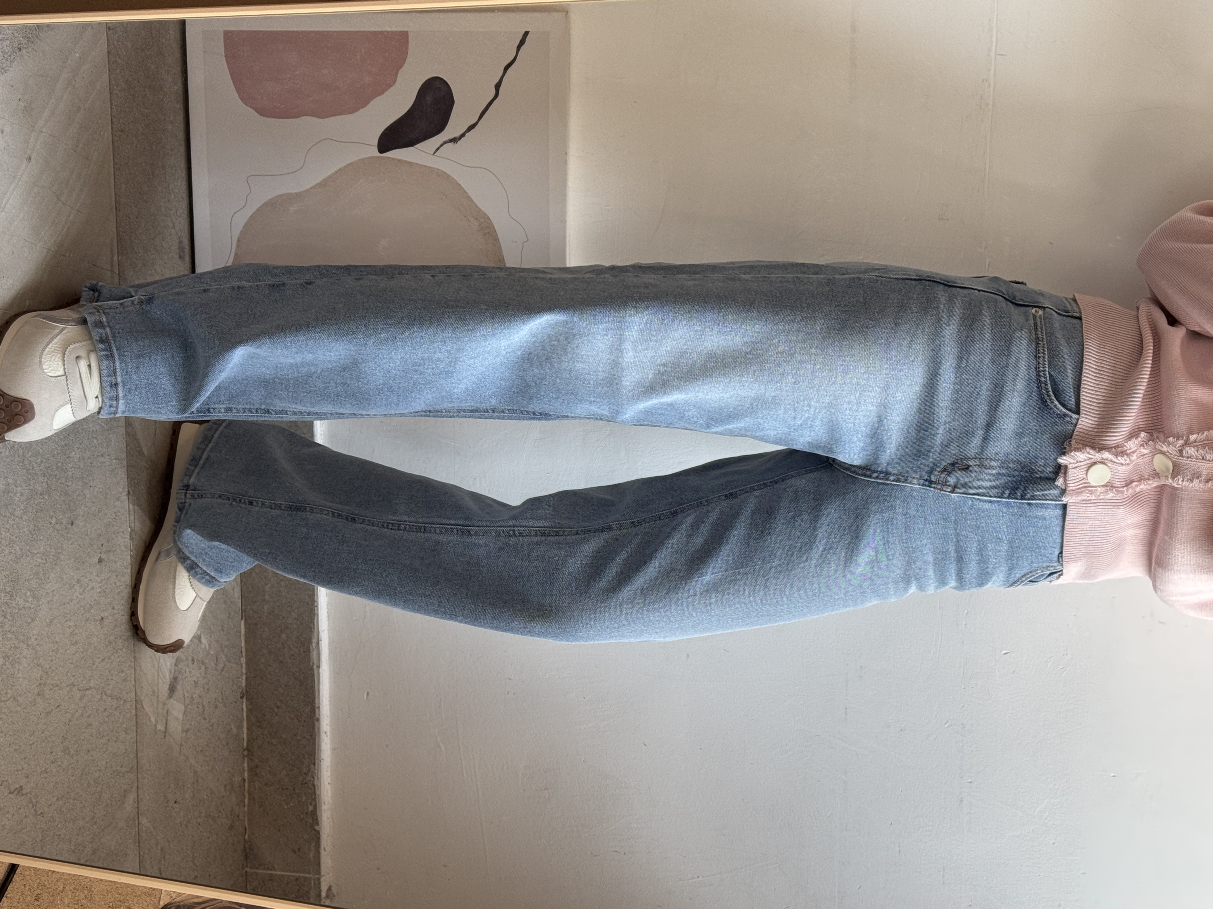 淺藍色直腳牛仔褲