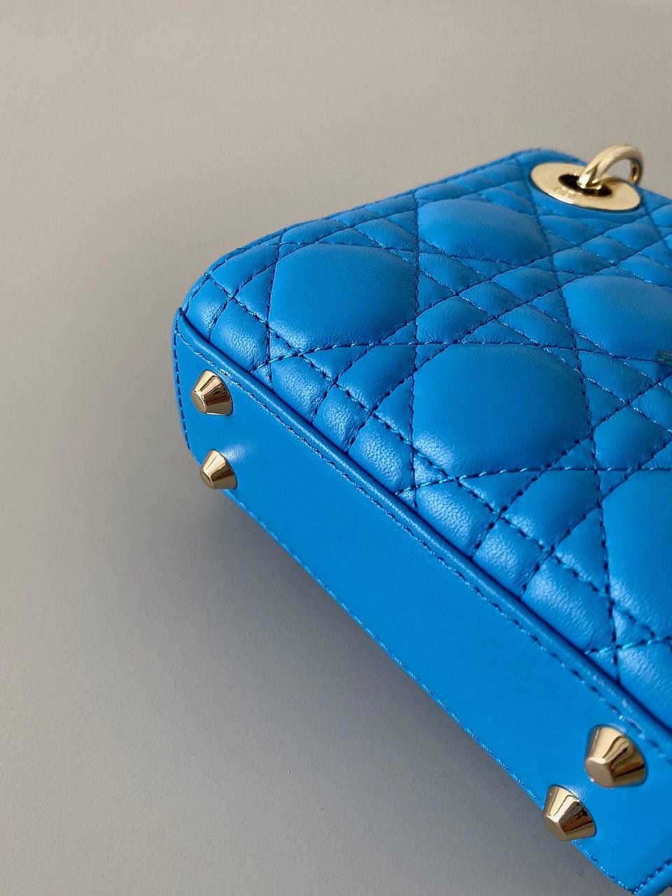 𝗗𝗜𝗢𝗥 𝗺𝗶𝗰𝗿𝗼 𝗹𝗮𝗱𝘆 𝗯𝗮𝗴 🈶电光蓝 火爆全网的最新超mini系列 天阿噜！小小只，简直太太太太可爱了！ 精致到巴掌大小，无敌治愈我这颗少女的心啊！！🩵🩵 size：12×10×5cm