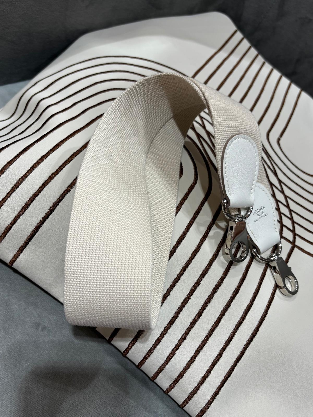 Hermes Toolbox 26 Stamp T 奶昔白 100%Authentic, 98%New ✅Key Lock ✅Strap ✅Dust bag