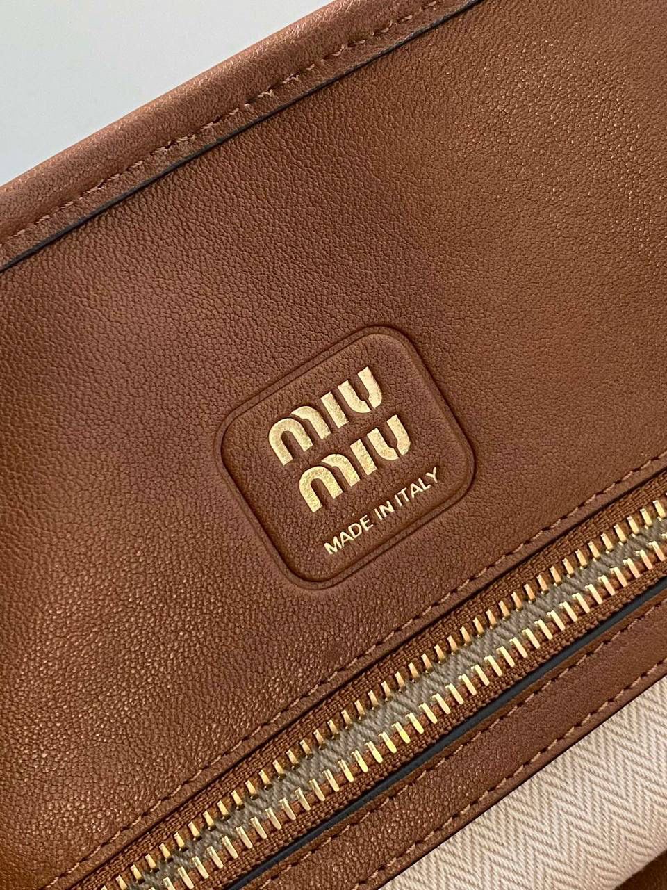 🈶焦糖色， 𝗠𝗶𝘂𝗠𝗶𝘂 手提包·横版 这只Aventure我要夸爆它！ 绝对是公文包中的颜值天花板 这款有多难买不用多说，绝对的断货王 酷酷的慵懒感洋气且时髦 还有一丢vintage感，超有调 上班通勤，日常出街都超出片 22.5×44×14.5cm #F0023m