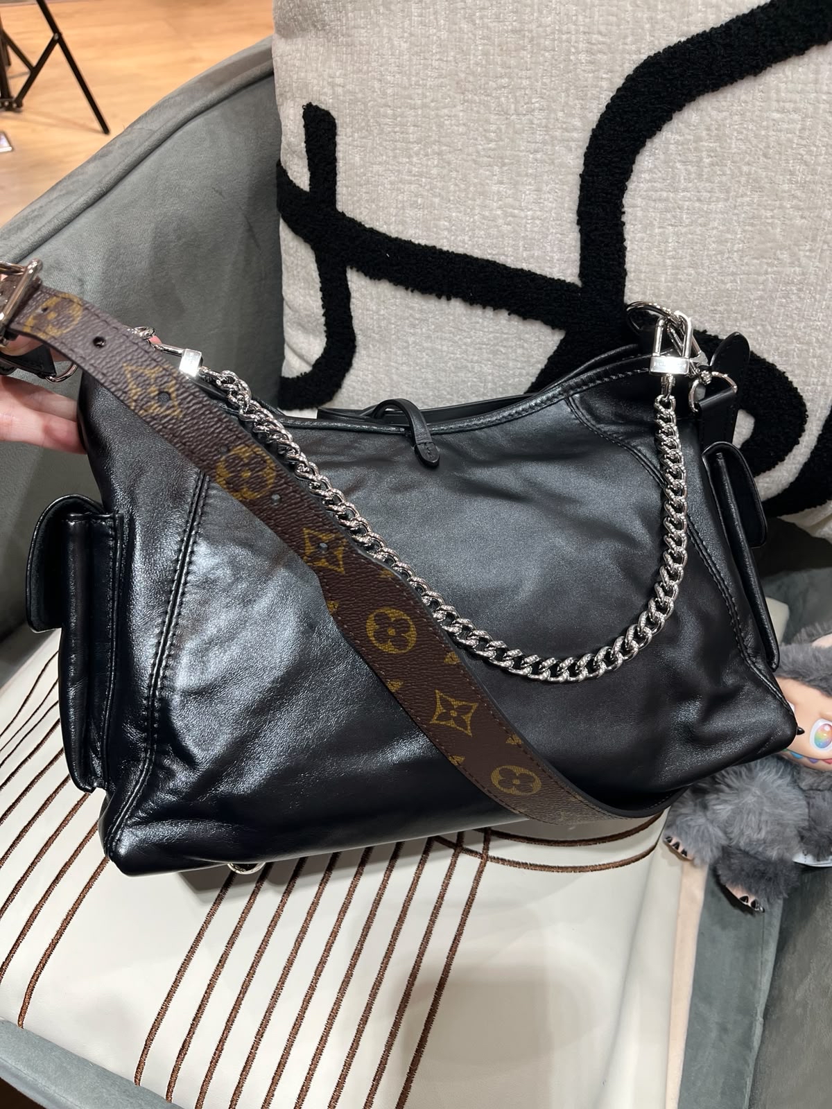 Lv CarryAll cargo Vibe pm leather 33.5 x23xd15cm 100%Authentic,98%new ✅收據 ✅dust bag ✅box