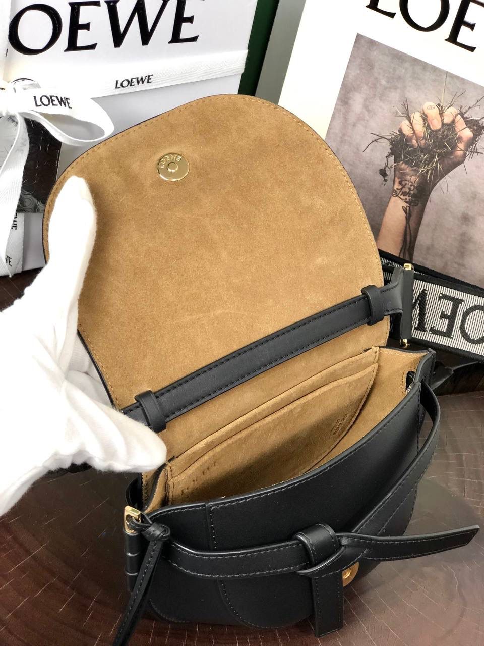 𝐆𝐚𝐭𝐞是Loew继Puzzle 之后又一个火遍全球的爆款。 不同于普通的马鞍包型，融入了圆边设计，立体的剪裁轮廓加持，完美驾驭中性气质，男女皆可的IT BAG💼。 小号:20-12.5-19（中部最宽处26cm） 编码:061711织带黑色 迷你:15-9.5 so-12.5（中部最宽处21cm） 编码:522127织带黑色