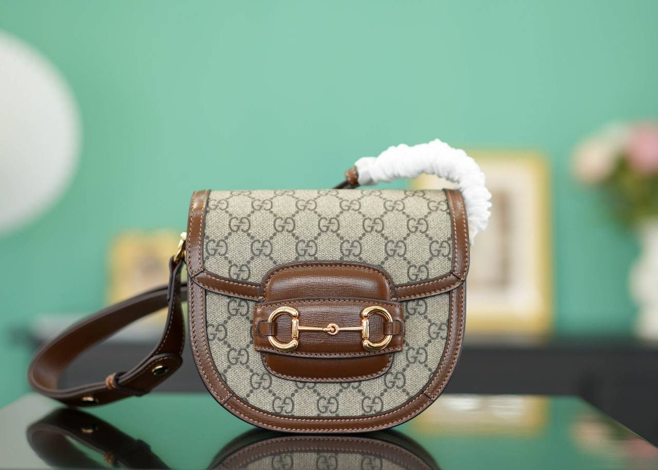 👜🔥Gucci Horsebit 1955系列迷你半圆形手袋 棕色 17cm 正品售价,500 独家原厂皮发售 限量级别 GG家这只新款1955半圆包， 目测即将大爆！ 马衔扣标志性设计元素，半圆包型显得更加时尚俏皮，高级复古又有现代感，肩带长短可以调节，不大不小刚刚好~ 官方款号 760191 尺寸：17x18.5x7.5cm