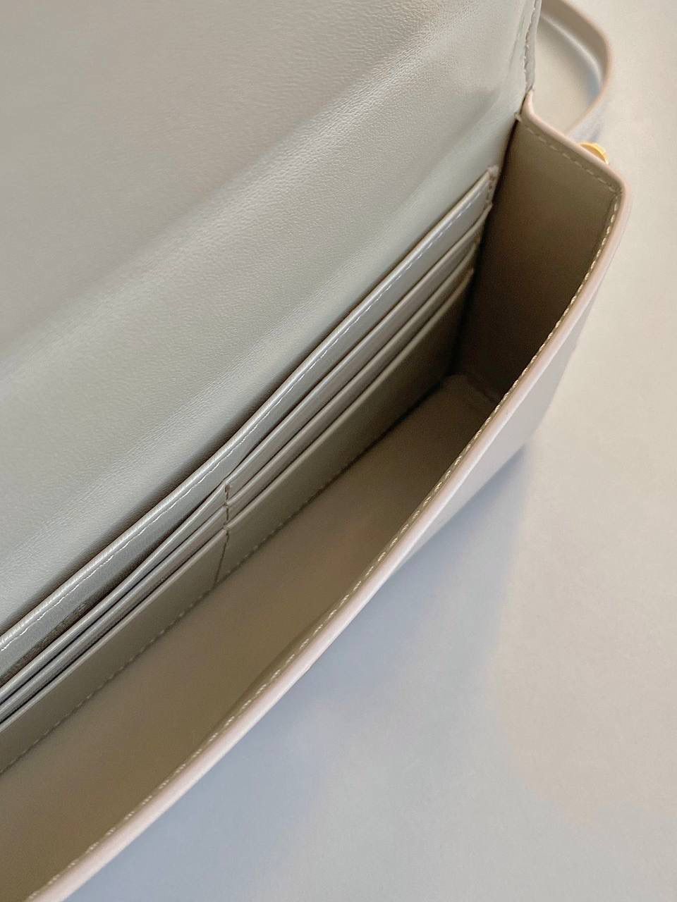 🈶全皮米色 𝗗𝗜𝗢𝗥 𝗦𝗶𝗴𝗻𝗮𝘁𝘂𝗿𝗲 链条手袋 全新系列一出直接萌翻天，很难不火 通常在金属包扣或链条装饰的CD字母 这次当了回主角，直接放大像极了猪鼻子 压印浮雕质感和字母的立体弧度，好高级 成了包身上一眼就能看到的重点元素 女生风格多面，包包更是如此 当一只小可爱不仅可以斜挎单肩 还能拎着当手拿包，搭配丝巾腋下背 基本就已经被拿捏住了！！ 翻盖开合像个小盒子，日常通勤容量OK 21×11×5cm，#8133m