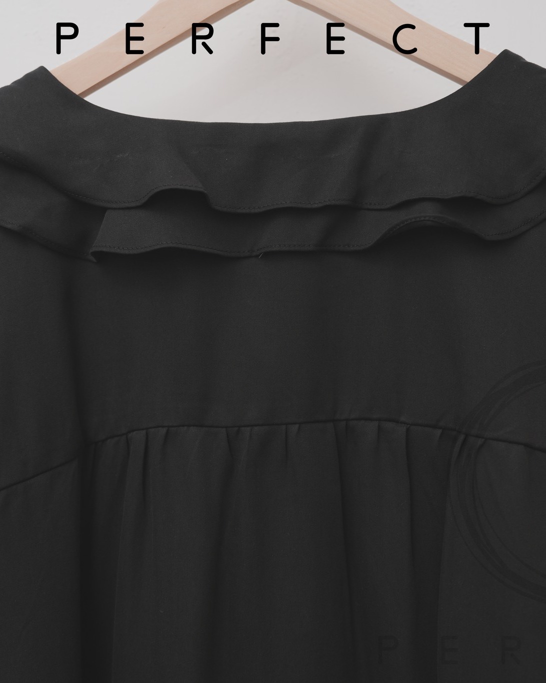 T0004_高貴面料五色大RUFFLE領上衣（顯瘦黑）