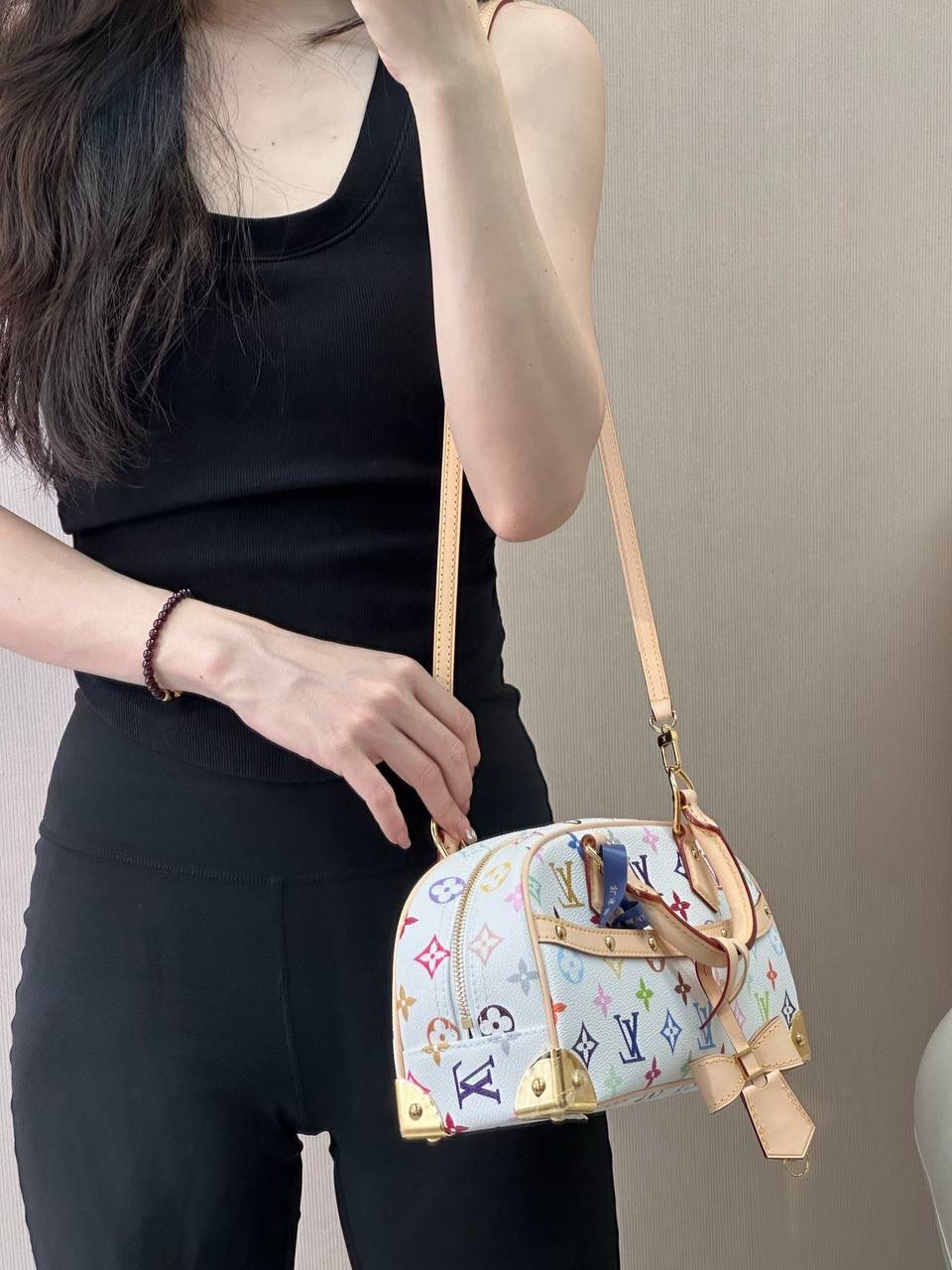 LV&村上隆 白三彩 保龄球包👜✨ 保龄球的热度不用多说吧，而且驴的保龄球是独树一帜，不是那种方方正正的，有弧度的设计更有feel～白三彩这波热度一定会持续下去，确实有那种一眼就想入的冲动，万千宠爱于一生，对于拥有了众多老花的你来说，白三彩一定要有一只～🌈🌼