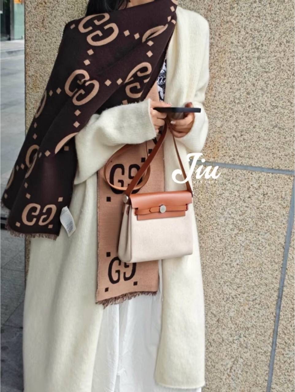 #Herbag20 新年第一支herbag必须要是mini啊‼ 2026新年第一支herbag必须要是mini啊‼ 简直太好看太实用了 百搭时髦黑银 感觉可以替代所有类似邮差包 肩带长度合适 精致可爱 容量也非常🉑 布料与皮革的完美结合 稳重又不失时尚！