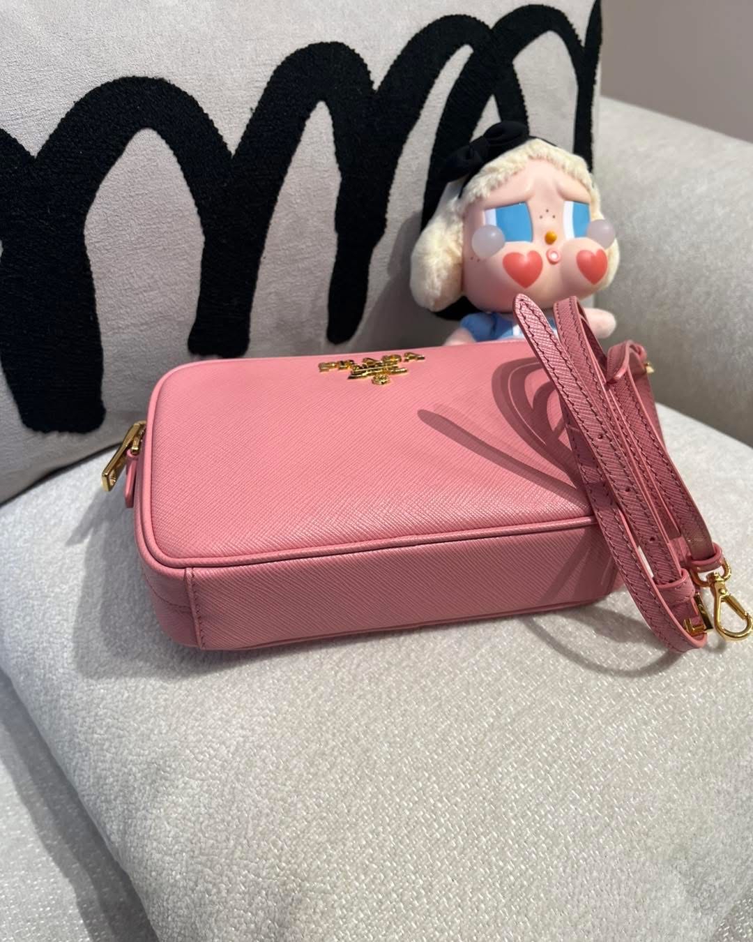 Prada camera bag牛皮斜孭袋  100%Authentic ,98%new  ✅證書✅dust bag