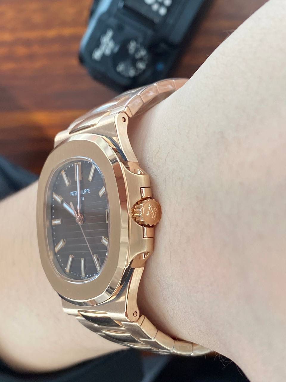 鹦鹉螺市场独家专用机芯，升级无噪音刻字版原版机芯🔥🔥 详细升级解读: 1.升级机芯全部精雕刻字，清晰不磨损，纹理做到极致。 2.升级自动陀片，采用瑞士超精密轴承，业界史无前例的安装陀片工艺。做到百分百降噪音。 3.原版机芯，无假夹版，无假摆轮，无假红宝石。WY-3k厂完整的复刻出3.3毫米的绝版高品质324SC机芯. 4..升级表盘刻度夜光超亮，而且整体做到和谐一致同步亮度。 5.鹦鹉螺经典蓝盘，目前改进与正品一致的颜色，秒杀其他工厂的表盘细节和做工。 6.日历窗口每一只手表做了水平正位，不出现偏斜遮挡。 7.把头调节档位顺畅度的多次调试，调试到最佳状态。使得升级版手雷调校时间和上链的手感畅顺 8.升级了整个手表厚度8.3毫米，完美实现全网最薄机械表，等同原装厚度。佩戴起来舒适无比。 9.重点强调324Sc机芯顺时针调日历，也就是由上往下调日历。注意辨析和正品一致。 10.调节时间的时候，拉表冠二挡。大秒针是不停止的。和正品也是一致。