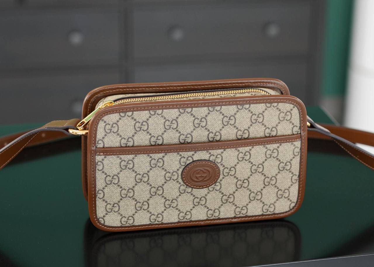 🥯GG Supreme帆布饰互扣式双G迷你手袋 相机包22cm 正品售价,400 小巧玲珑的长方形造型， 融合源自品牌典藏设计的符号元素和材质，打造出令人惊艳的复古风格 包身很轻便，而且空间很好， 体验感巨赞，男女同款，情侣款， 简约的颜值，却别具风格~ 官方款号 658572 尺寸：22.5x14x7cm