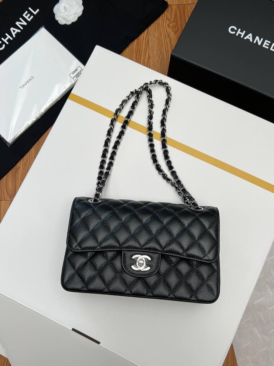 小香CF黑银小号手机版本实拍🖤 小号尺寸：14.5cm X 23cm X 6cm