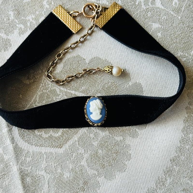 Vintage Recomposed Czechoslovakian Blue Glass Cameo Velvet Choker (NZ068)
