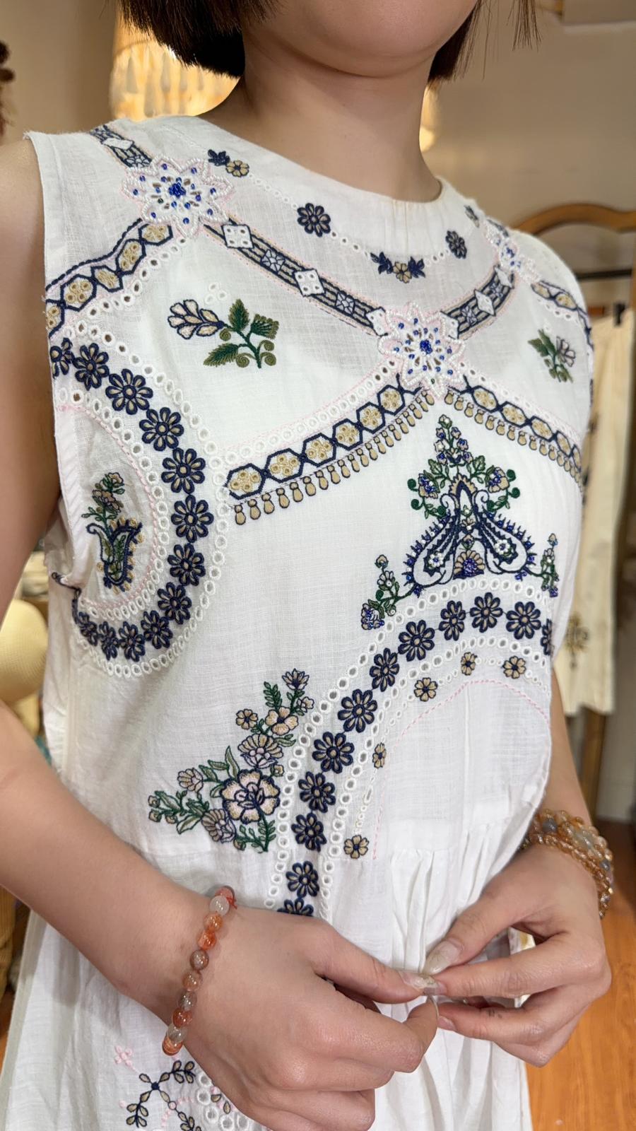 PKT 2642 White Simple Fine Garden Embroidery sleeveless OP 47"