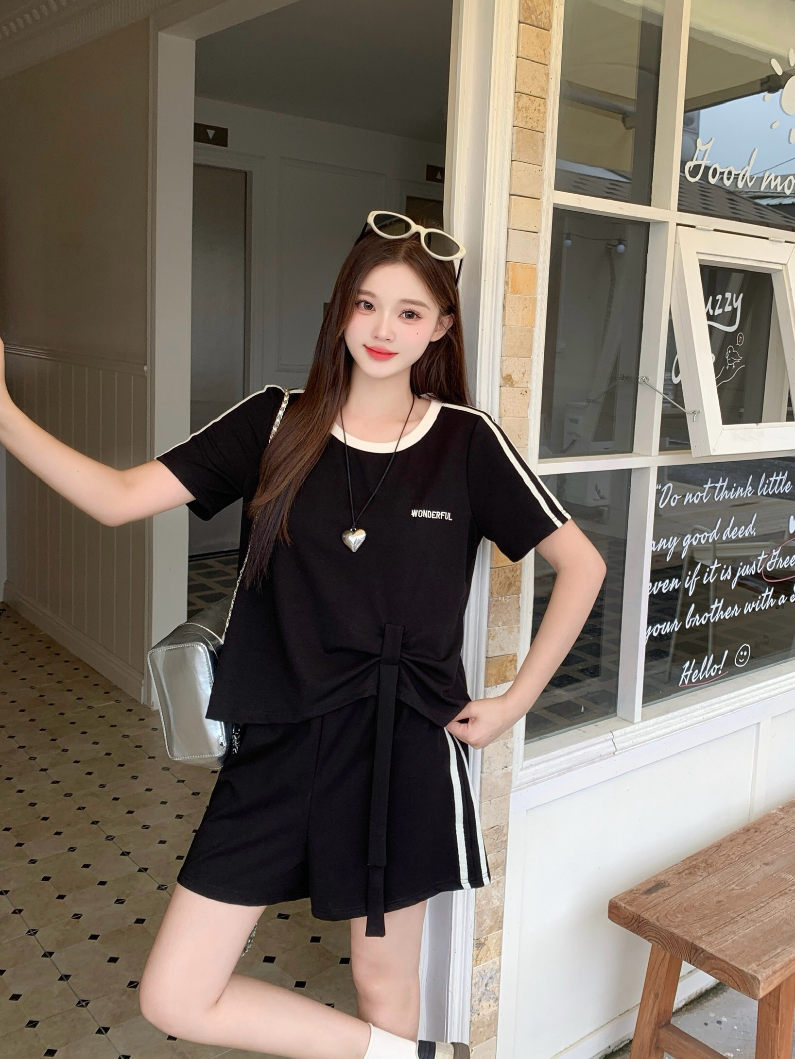 B259(64865) 韩版休闲风WONDERFUL撞色条纹边下摆飘带上衣与短裤黑套装