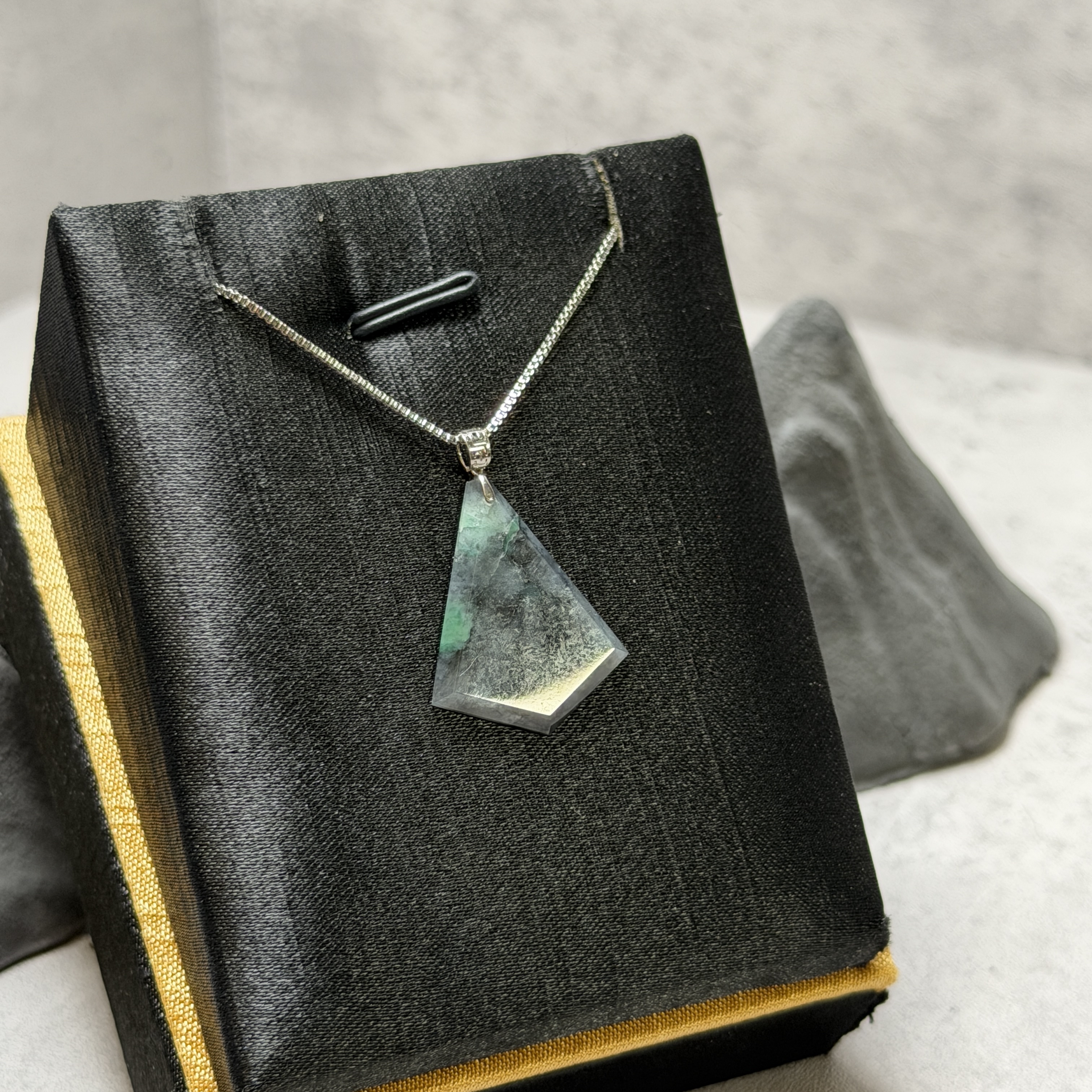 烏雞帶綠一生富祿無事牌吊18K