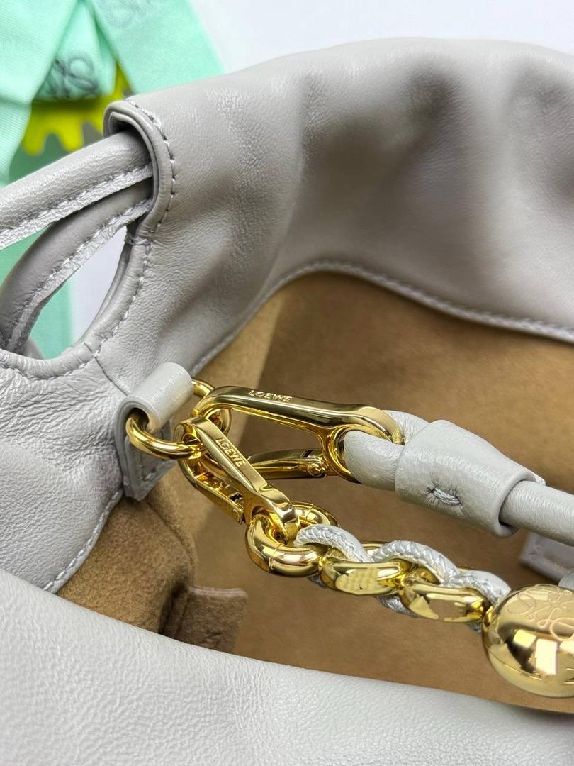 🎈中号链条款𝙁𝙡𝙖𝙢𝙚𝙣𝙘𝙤 𝙋𝙪𝙧𝙨𝙚羊皮 ——【银灰色】 尺寸：𝟯𝟬-𝟭𝟬.𝟓-𝟮𝟬𝐜𝐦 编码：012403 【配全套礼盒】 👉🏻延续福袋收缩绳褶皱设计•羊皮包身手感细腻柔软❤️ 👉🏻链条肩带➕皮肩带的双肩带设计•时尚百搭•给足了集美们多样化的选择。肩带可拆卸可调节•磁扣开合•正面烫金𝙇𝙤𝙜𝙤•呈现出高贵典雅的视觉感😍 👉🏻独家背景➕独家品质➕独家全套砖柜礼盒套装•市场高端品质皆在我手✌🏻