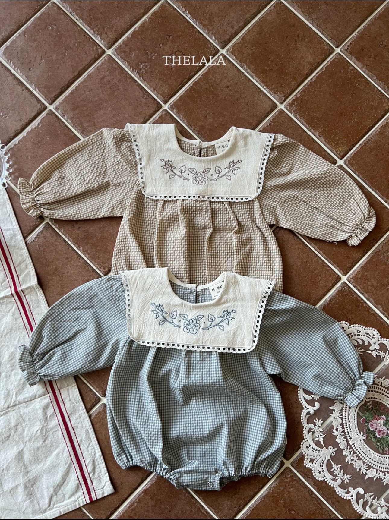 🌸預訂 韓國直送🌸🇰🇷THELALA兩色花卉刺繡方形翻領格紋長袖包屁衣