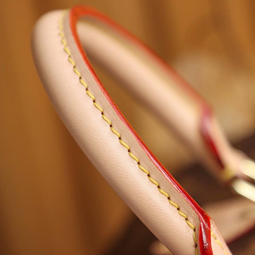 𝐒𝐏𝐄𝐄𝐃𝐘 𝟐𝟓系列 👜✨ ▪️尺寸：25*19*15cm▪️ 𝐒𝐩𝐞𝐞𝐝𝐲系列 原为𝟏𝟗𝟑𝟎年代的旅行者而设计， 这个系列对我而言神包一样的存在， 说到经典，不得不提就是𝐒𝐩𝐞𝐞𝐝𝐲系列， 可以手提也可以单肩斜挎，容量很大，上身时髦，无论是日常通勤还是短途旅行出差，轻松满足需求，肩带可以调节，也不挑身高风格，火了半个世纪的𝐒𝐩𝐞𝐞𝐝𝐲就是那么经典！🔥🔥