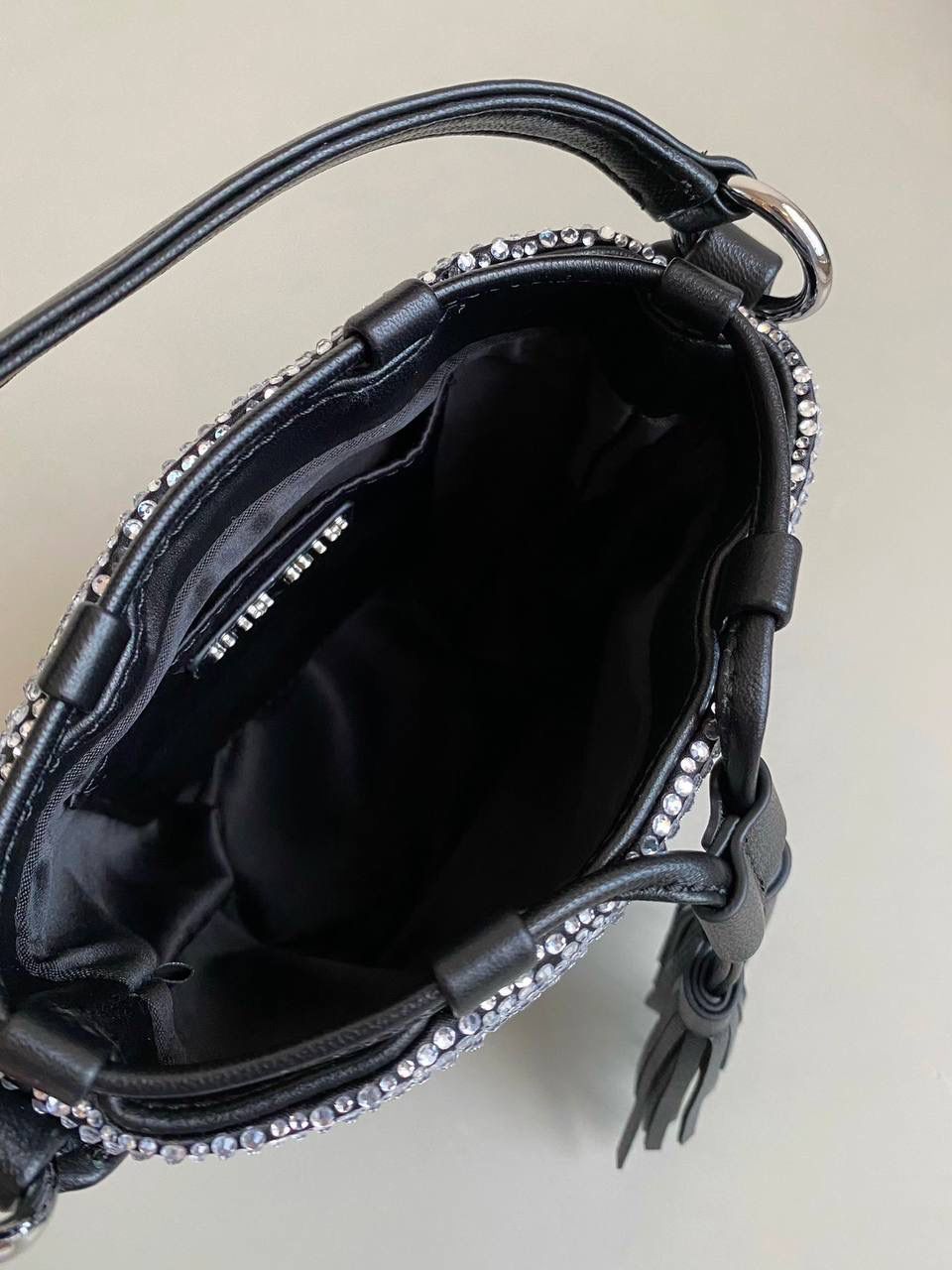 🈶钻石黑 𝗠𝗶𝘂𝗠𝗶𝘂满钻水桶包 blingbling的又是多少女生的心头爱 整个包身贴满水晶，搭配软绵绵的小羊皮， 在光线下非常闪✨不管是日常约会， 节日派对 晚宴都会是人群中的抢眼包 15×17×11cm F0053m