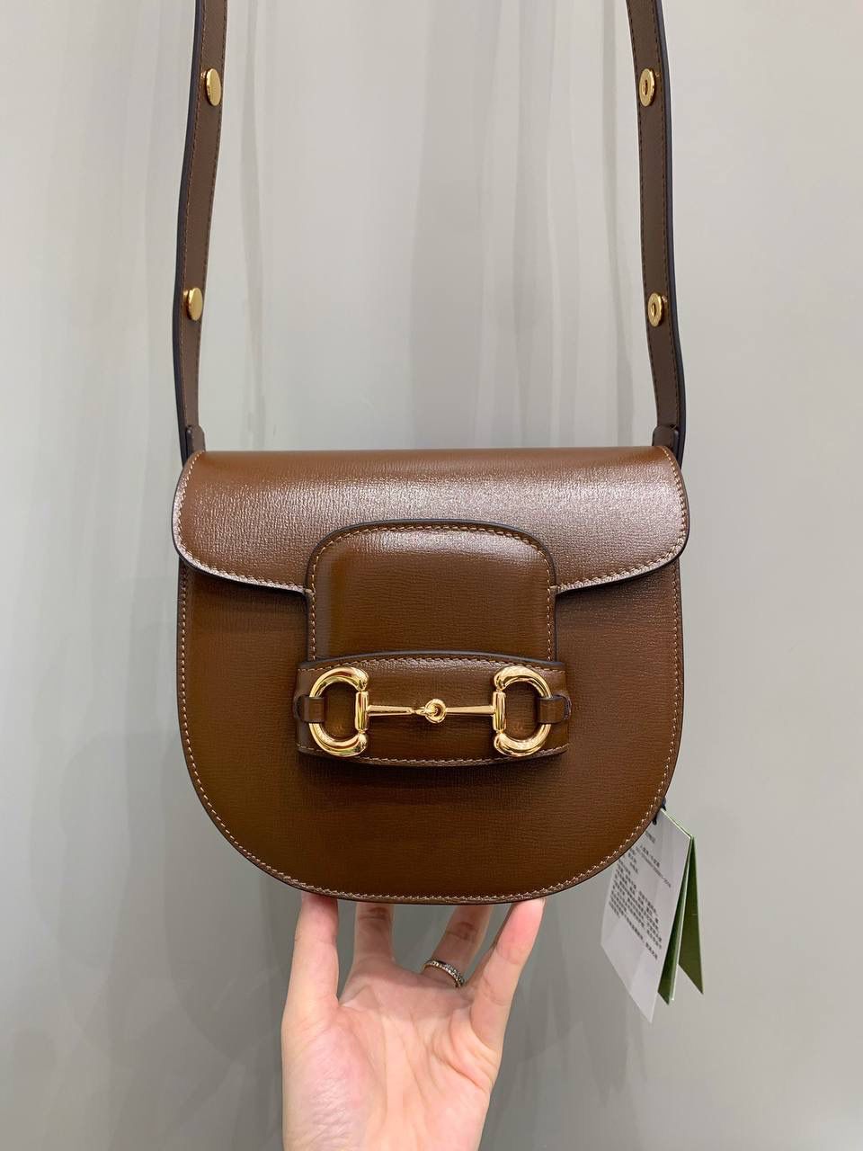 新背景实拍正品级 。Gucc1 horsebit半圆迷你全皮棕（纯铜五金原厂皮） 这个小可爱是真的可爱，小小乖巧的一个 经典的设计加上配色，不管你是潮流的运动女孩👧 还是睿智的职场精英，又或者是优雅的气质女性 这款都是你完美生活中的一款适合的穿搭单品 经典百搭 实用而又不失个性时尚 1955系列寓意马到成功 来掌握自己的人生方向吧！ 型号760191；尺寸17/18.5/7.5cm