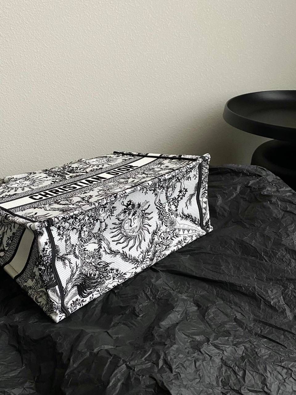 🈶黑白中号 𝗖𝗗 𝗕𝗼𝗼𝗸 𝗧𝗼𝘁𝗲 24太阳神阳光茹伊 它有代表春天的玫瑰💐🎀 夏天的麦穗，秋天的枫叶 以及冬日的枝干 整个太阳也是关于守护的象征 寓意是非常美好的，浪漫且神秘 那种高定视觉，沦陷了！！ 行走在街头很是时髦🌟 36×27×16cm