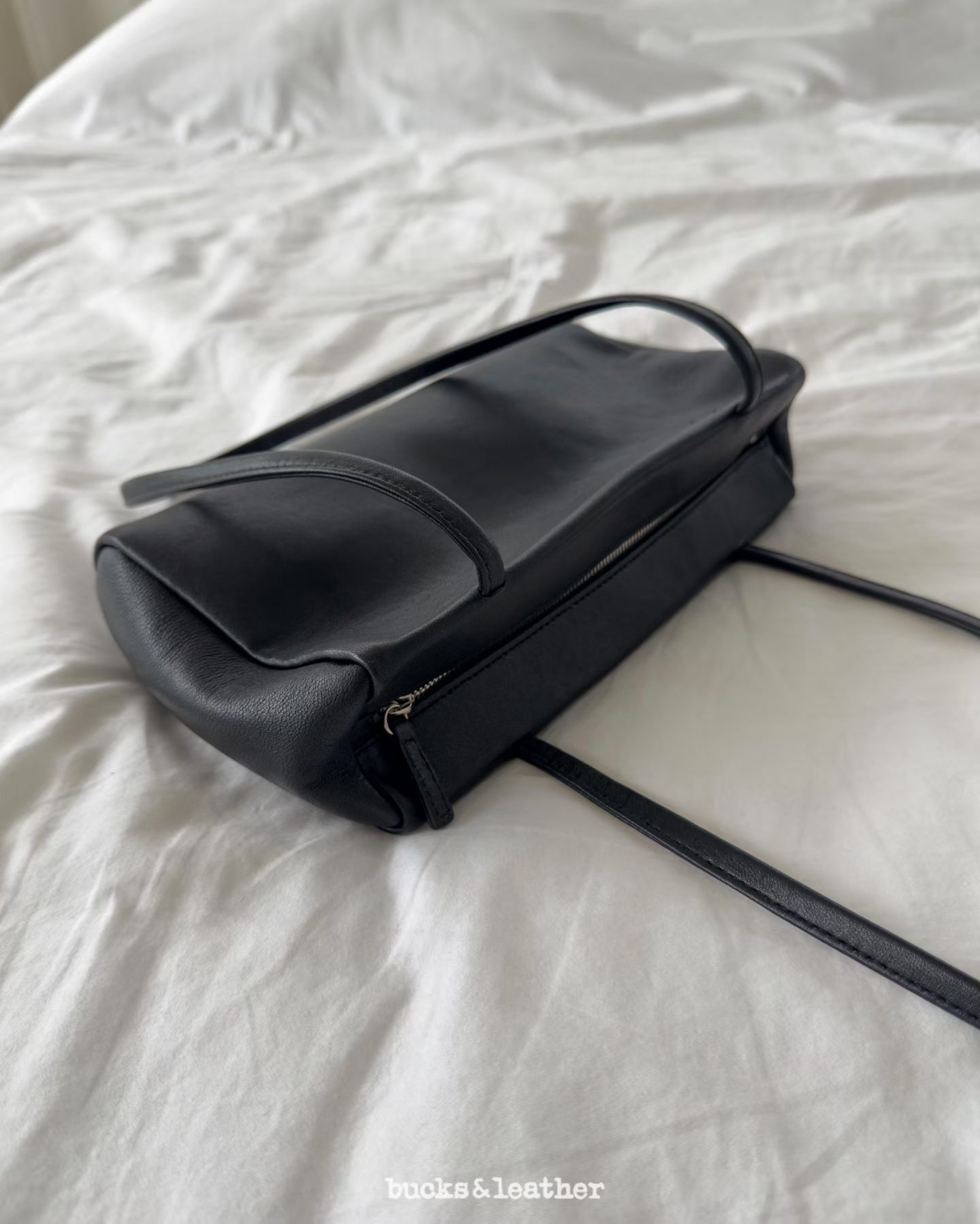 【26FW 】預訂_Slim Shoulder Bag By Bucks & leather
