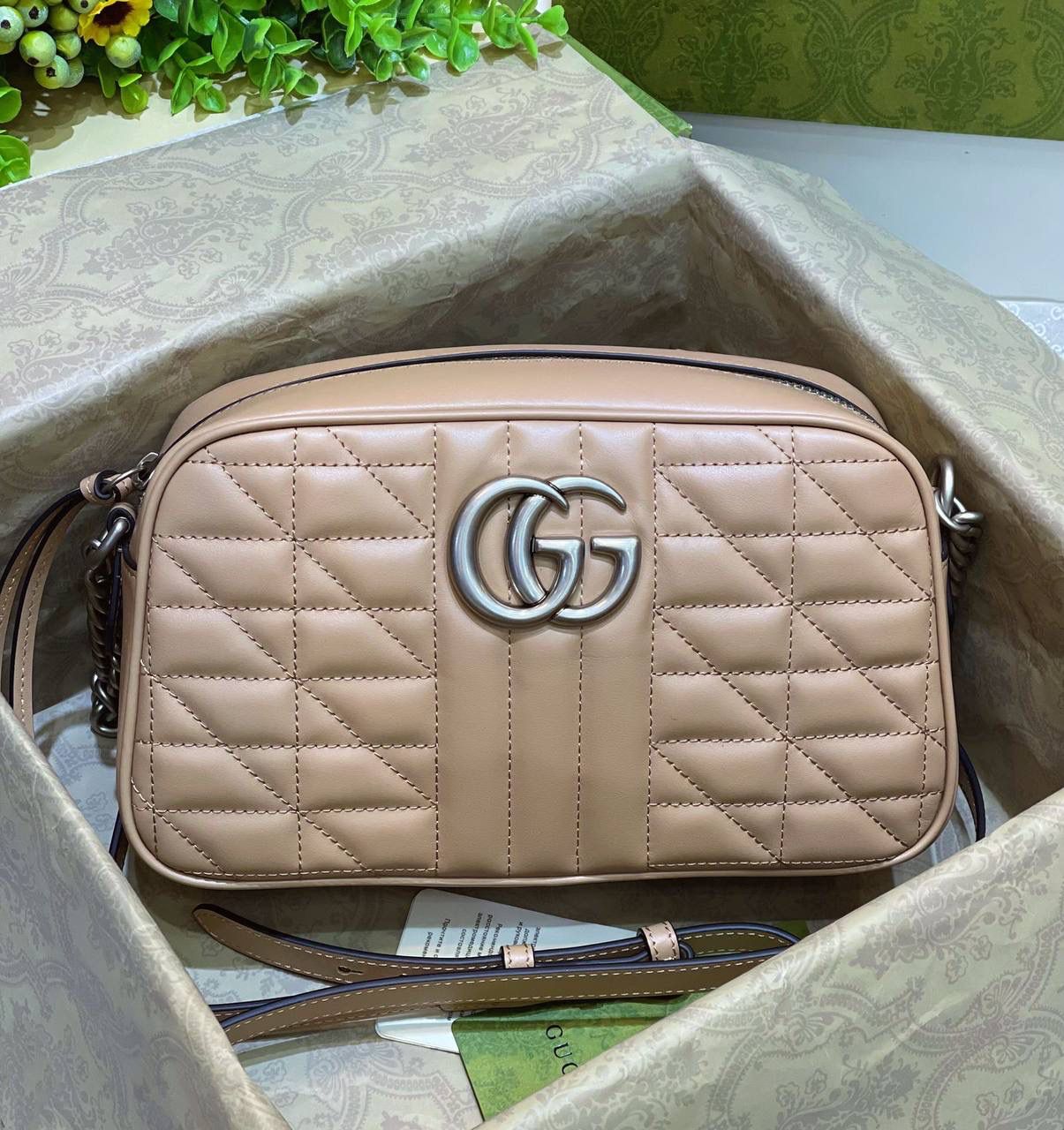 ✈️✈️✈️ 🔥𝐌𝐚𝐫𝐦𝐨𝐧𝐭菱格原厂皮# ▫️型号447632 ▫️尺寸 24*14*8cm 全新经典款相机包 ，整个包身下血本都用了原厂牛皮❗️最基础的包型.立体棱格绣花在灯光下让整个包活跃了起来，肩带可调节上身太好驾驭 不挑身高，也是全球打人必备的百搭单品！778590