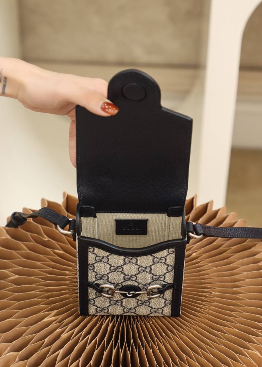 新配色𝟏𝟗𝟓𝟓手机包系列 #625615#原厂皮 YY 🔷尺寸：11.5*17*4cm 天花板级别的颜值，马衔扣标志的经典元素，搭配全新系列配色，打破了传统经典的传统，将复古与时尚的碰撞，玩出新的高度，这一季深蓝色配色设计，搭配上爆款的经典造型， 复古路线真的太赞了，搭配神秘蓝碰撞出复古与时尚高度融合的天花板颜值！