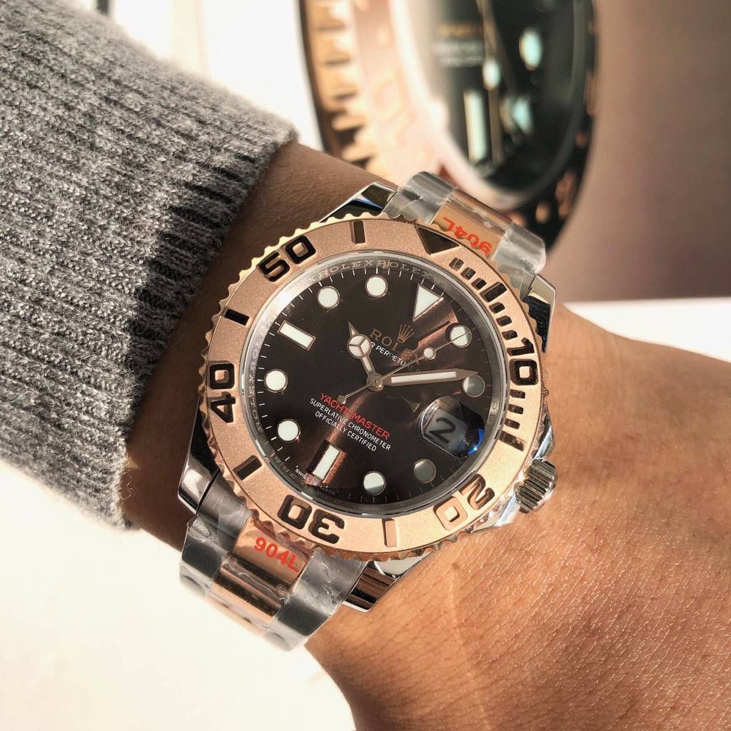 【经典名仕 一劳永逸】劳家爆款游艇名仕型系列m116621-0001男士腕表40mm间玫游艇出货，继续秉承AD家族优质特色、独家出品一表一码，三码合一 【机芯】搭载AD专注而制0️⃣返修、💯全新原装西铁城8215全自动机械机芯，走时精准，性能优异，动力储备高达48小时 【表壳】316L精钢表壳 高端同步防指纹[强]陶瓷圈口原版同步双向旋转，完美呈现与原版一致的弧度、光泽，超强高密度矿物质玻璃镜面，精致的做工完美秉承原装的潜水游泳🏊‍♀️性能 【字面】大厂同步超强夜光，夜光刻度、表针无瑕疵斑点、晶莹剔透，细节同步正品，内影圈刻字清晰，字体匀称 【表带】搭载316精钢表链可调节原装表扣