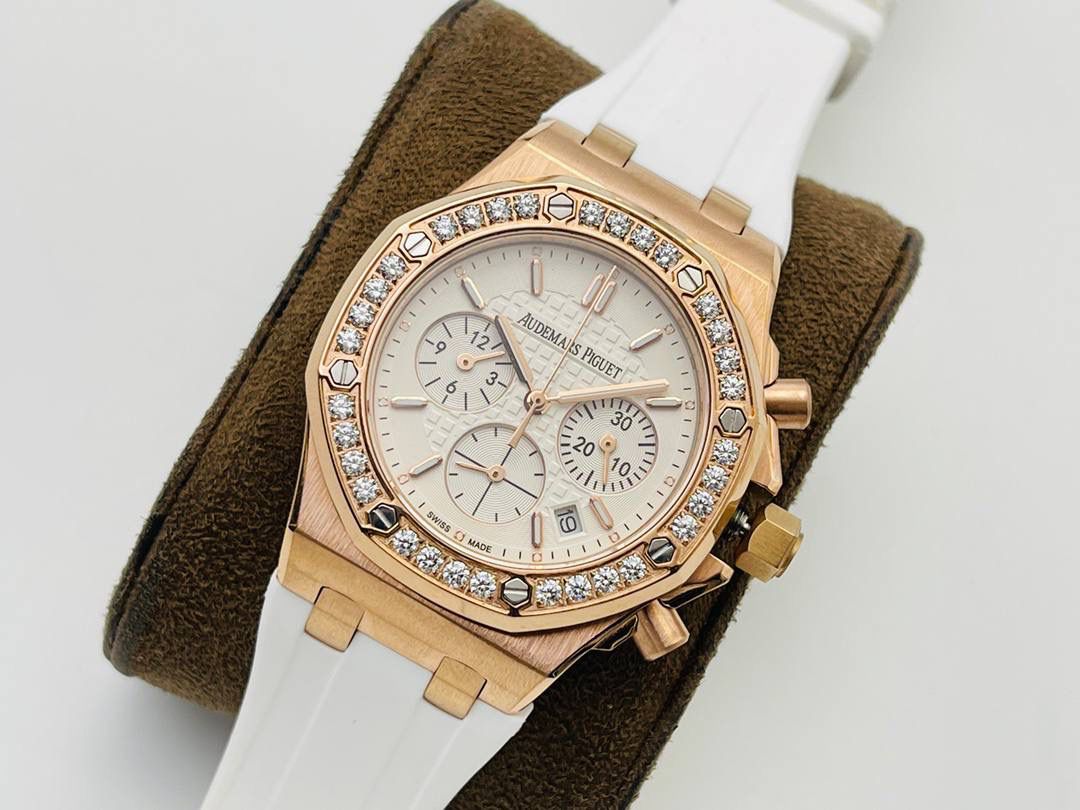 爱彼AP皇家橡树离岸系列37MM石英VK计时腕表！ 1⃣️瑞士进口石英机芯，此款爱彼是女款，不仅拥有男表的硬朗霸气风格，还增加了几分柔美、使得女装腕表更加时尚个性也是当下最热门的爱彼女式腕表之一！ 2⃣️表壳904L精钢！ 3⃣️圈口奢华南非钻，带来非凡触感与视觉享受！ 4⃣️表带采用白色液态硅胶，不一样的佩戴体验！ 非常难得的款式希望你们不要错过哦！欢迎您的品鉴！😎💯🚀