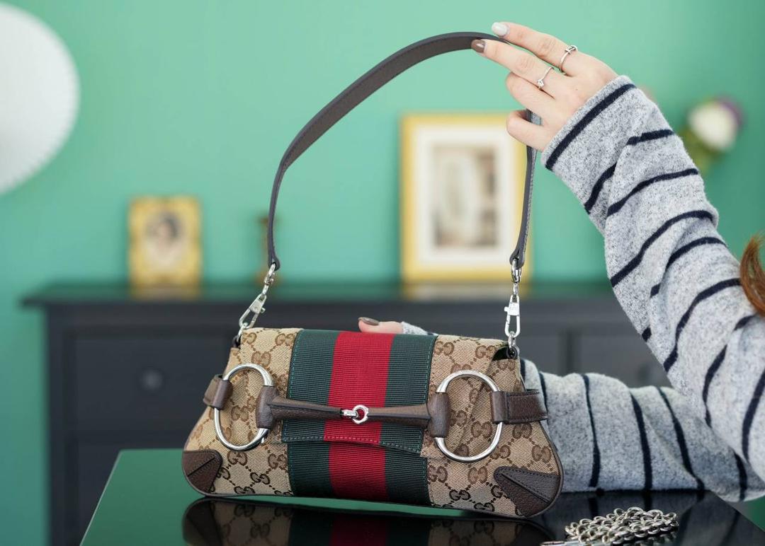 👜Gucci Horsebit Chain小号肩背包 27cm💕 GG 2023走秀款 复古的设计加上显眼的马衔扣 时髦感瞬间提升,配色超高级，复古感拉满 这款链条包简直是女主包的代表 它的设计既简约又不失个性， 着实有点酷飒的腔调，感觉置身03年的秀场！ 多种背法出街，百搭有格调！ 官方款号 764339 尺寸：11.5x27x5cm