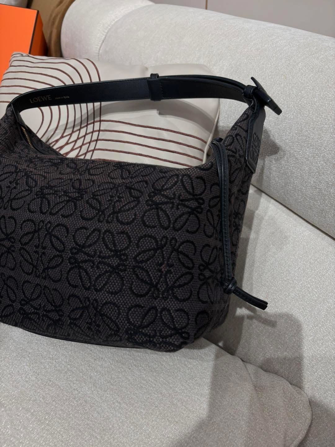 LOEWE CUBI ANAGRAM BAG 飯盒包 100%Authentic ,90%new