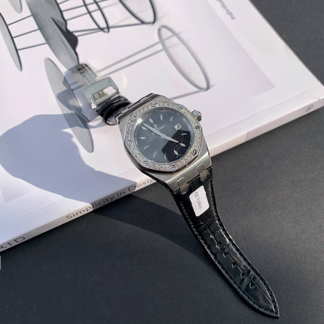 全网女神看过来😍😍这款爱彼女表才是最具有性价比的… 爱彼皇家橡树系列型号67601石英腕表，皇家橡树系列独有的八角形外观还拥有爱彼独特的设计风格也将女士优雅风格融入其中，深受女明星们的爱戴，表带澳洲湾鳄鱼皮，即使只有33毫米的小尺寸，也将爱彼独有的纯净美感与刚毅线条展现的淋漓尽致，而镶满钻石的表圈也为佩戴的女士增添了更多的柔美。（32颗明亮式切割美钻，总重约0.65克拉）巴蒂镶嵌一枚半透明凸面蓝宝石，搭载瑞士进口石英机芯，拥有实用的日历显示功能，女士们佩戴起来不会显得沉重 ，配专柜最新全套包装发货！这种货一般数量不是很多哦