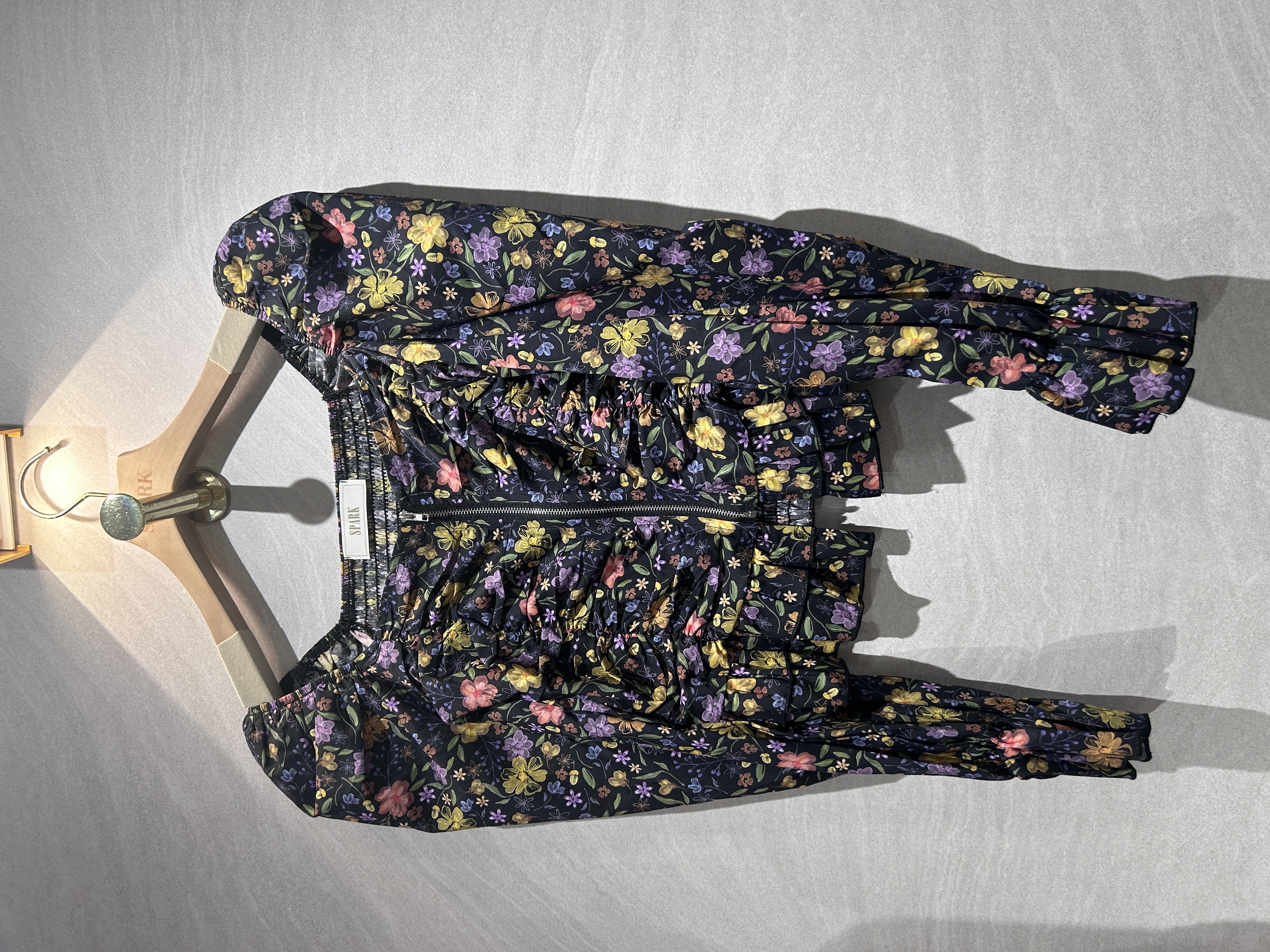 黑色手繪圖印花上衣