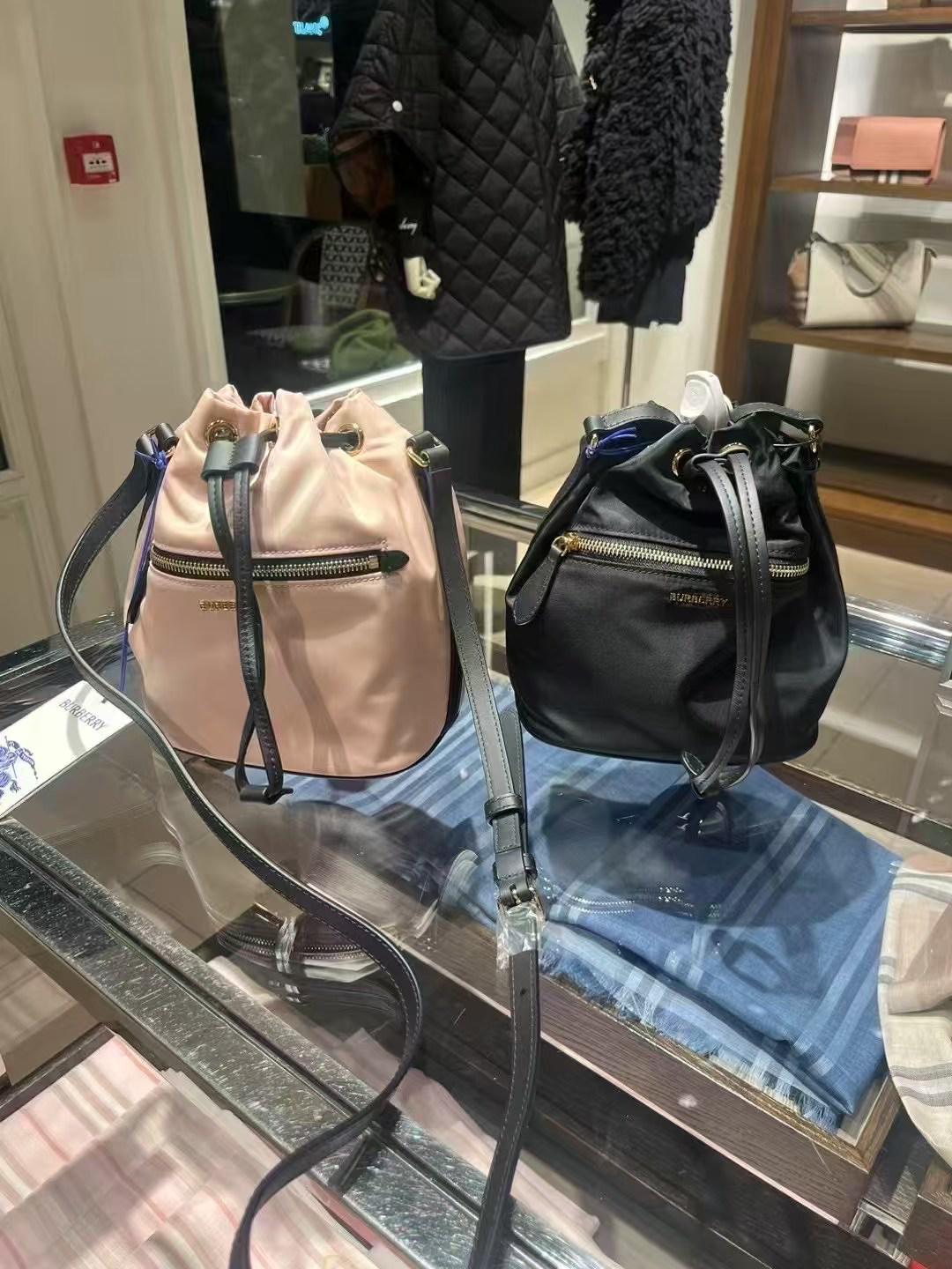 預購 Burberry🌈🌈 折扣款 尼龍水桶包 Sale