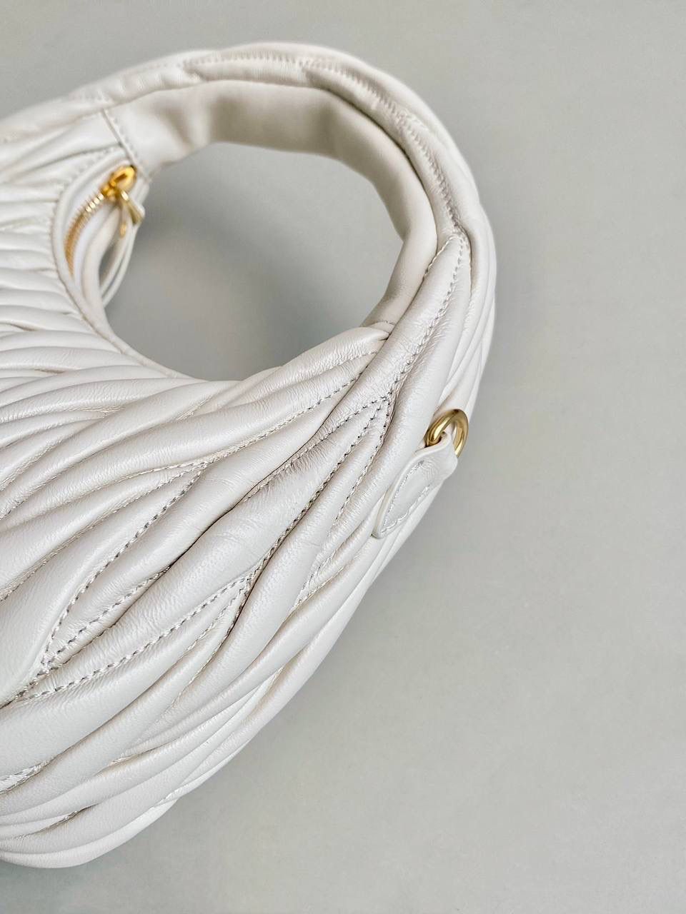 🈶白色小号， 𝗠𝗶𝘂𝗠𝗶𝘂 𝗪𝗮𝗻𝗱𝗲𝗿 𝗛𝗼𝗯𝗼褶皱腋下 火爆全网都不用多说，人手一只的程度 我们用的是进口小羊皮！非国产皮料 肉眼可见的细腻，软软糯糯触感非常好！ 他家经典独特的褶皱工艺，是要有一定厚度 底料太薄了都做不出它的饱满和弹性 更不是市场通货干瘪瘪的褶皱，实在太假 我们新合作的老师傅在这细节上扣的很认真 一缕一折都有zp的神韵，且做到对版！！ 追求高品质的来 小号：17×20×6cm，#F0013m 中号：18x25x7cm