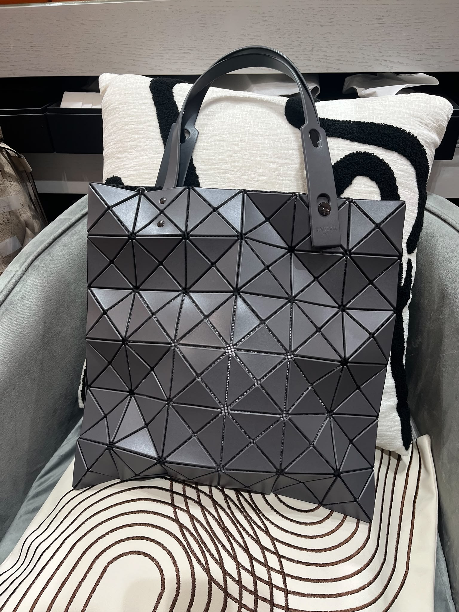 Issey miyake bao bao tote bag matte grey 100%Authentic, 99%new ✅dust bag 
