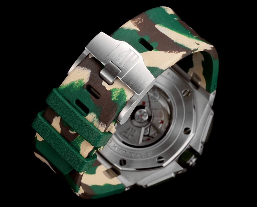 🚀皇家橡树离岸型26400/26238/26470系列正式登场！款式最全，做工最好的爱彼计时款腕表来了，有做工好的顶级货😍💯廉价的小厂货就别去考虑了！ 1，机芯采用12位小秒的定制版3126计时机芯，完美还原原版所有功能。经过精密打磨，大大加强了其稳定性。 2，其中碳纤维系列表壳采用全新碳纤维复合材料——「Carbon TPT® B.4」打造，这种高科技材料比常规 Carbon TPT® 密度提高4%，纤维硬度提升15%，树脂强度提升30%，材料结构经过各项异性优化，保持轻盈同时无比坚韧，提供迄今最强的抗冲击性能。 3，字面颜色均采用目前最先进电镀技术，非几年前的简单喷漆技术。每一个巧克力格纹装饰，通过CNC级别打磨，无限接近原版。 4，同步原版搭载微微活动头粒，胶带采用进口氟橡胶材质，皮带采用美洲鳄鱼皮材质，更加耐磨耐造。