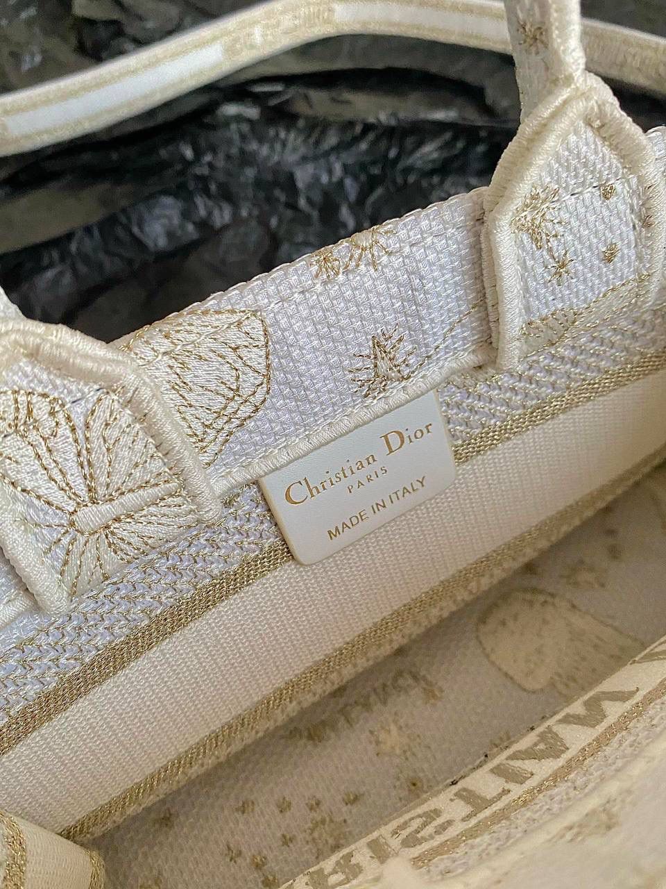 🈶金色蝴蝶迷你 𝗖𝗗 𝗕𝗼𝗼𝗸 𝗧𝗼𝘁𝗲 24圣诞限定🎄 圣诞季这一波𝗗𝗜𝗢𝗥真的稳赢 浪漫的蝴蝶刺绣 象征着自由和转变 高级的配色 精致的造型与细节设计，无不透露出一种温柔而魔法般的美感🪄💕 呜呜真的太好看了，姐妹们必冲！ 21.5×13×7.5cm