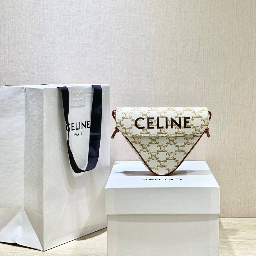 🔥大货实拍图 𝗖𝗘𝗟𝗜𝗡𝗘 ♥ 𝗧𝗥𝗜𝗢𝗠𝗣𝗛𝗘 𝗖𝗔𝗡𝗩𝗔𝗦三角形手袋 𝑪𝒆𝒍𝒊𝒏𝒆2021春夏竟出其不意的玩起了异形包，三角形造型很是别致，彰显不羁姿态，男女同款，吸晴选手✔ 型号：195902 尺寸：21*15*4cm