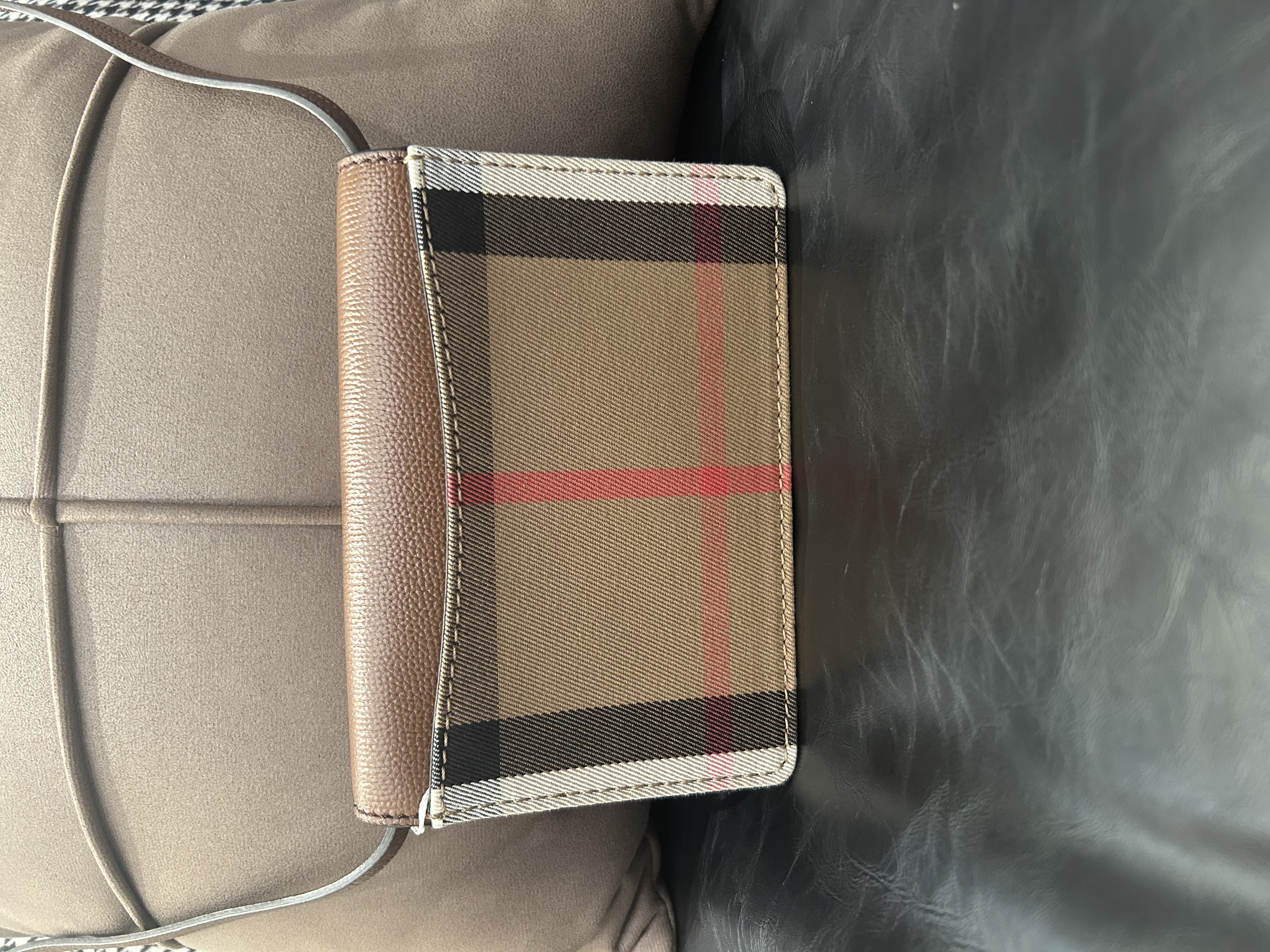 Burberry crossbody bag  100%Authentic,98%new ✅dust bag 