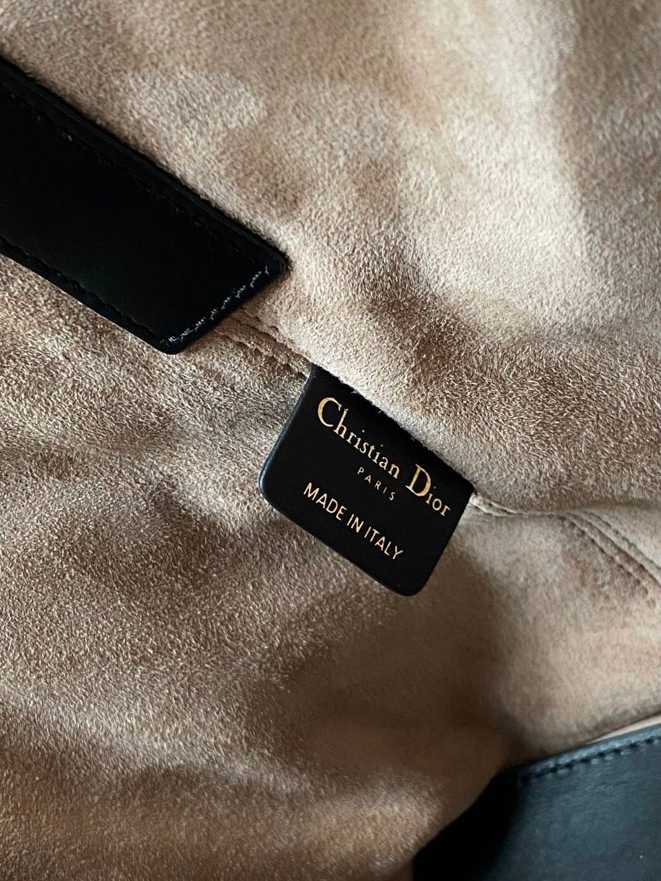 🈶米色拼黑，中号 𝗗𝗜𝗢𝗥 𝗧𝗼𝘂𝗷𝗼𝘂𝗿𝘀添新颜色啦！ 秋冬季百搭色，妥妥的慵懒风 奶茶拼皮 过分温柔了！相比纯色更独特 整体简洁大气，随便手拎都很洋气 28.5×19×21.5cm，#m1292m