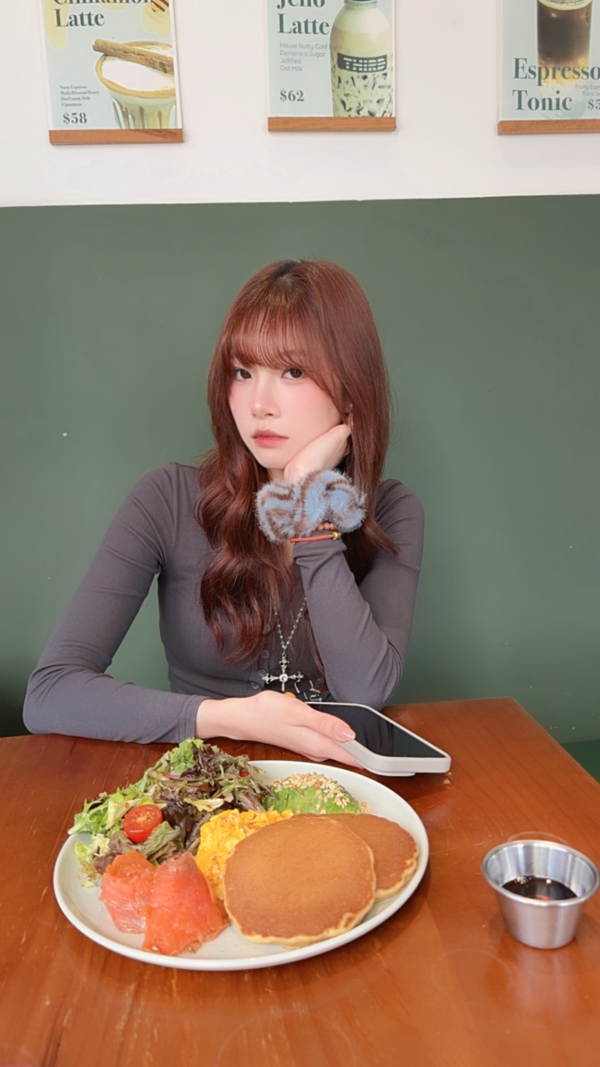 辣妹必備！韓國扣扭字母v領Top