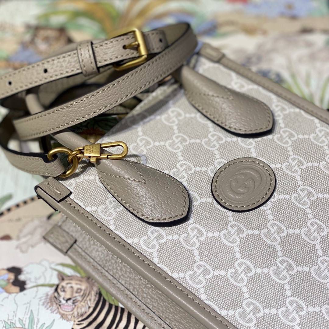 ▪大货实拍 𝐆𝐮𝐜𝐜𝐢 𝐁𝐞𝐢𝐠𝐞 𝐖𝐡𝐢𝐭𝐞燕麦色 型号：671623 尺寸：16*20*7cm