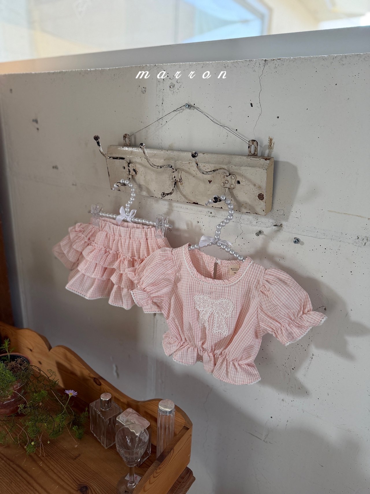 ☀️預訂 韓國直送☀️🇰🇷Marron兩色蕾絲絲帶貼花花邊格紋泡泡袖上衣