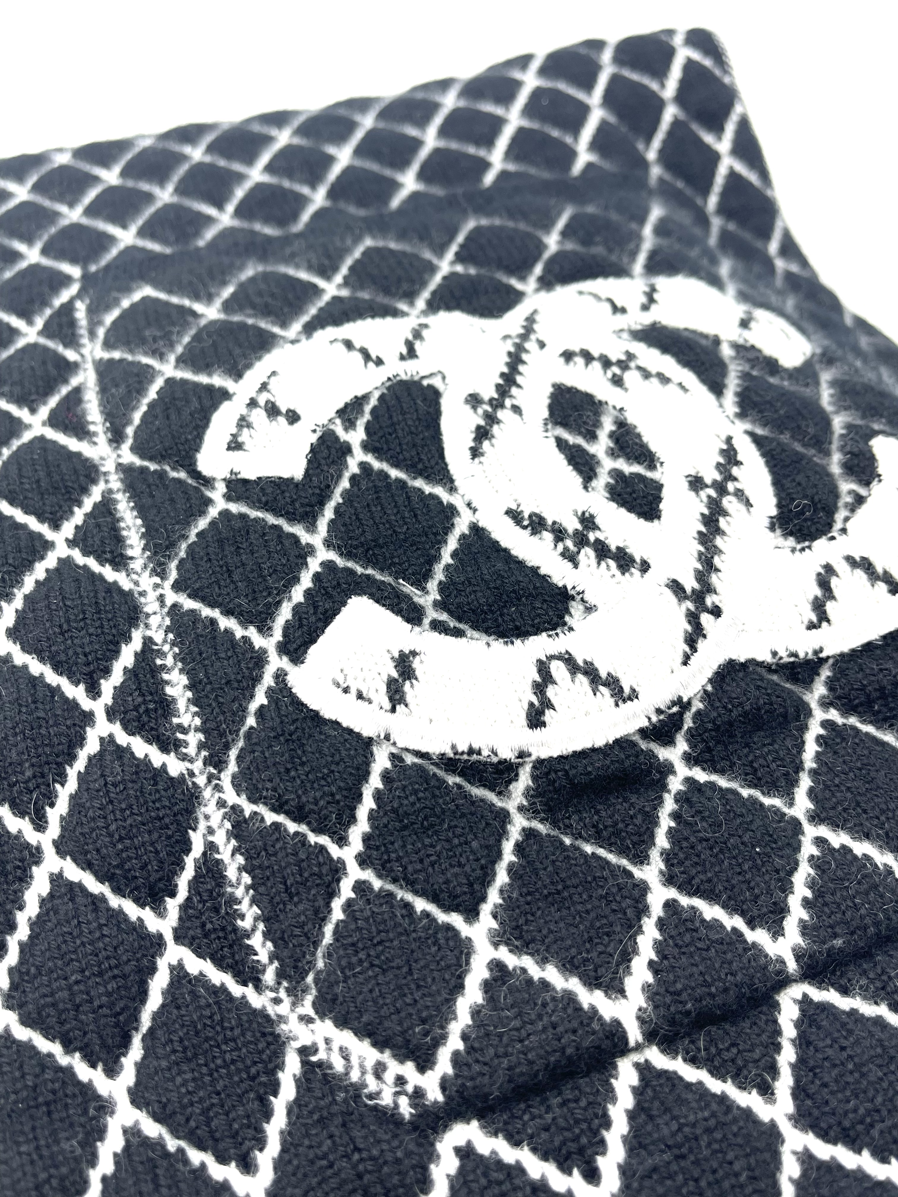 Pre-Owned Chanel Black Cashmere Scarf With CC Logo / Product Code: 26040701