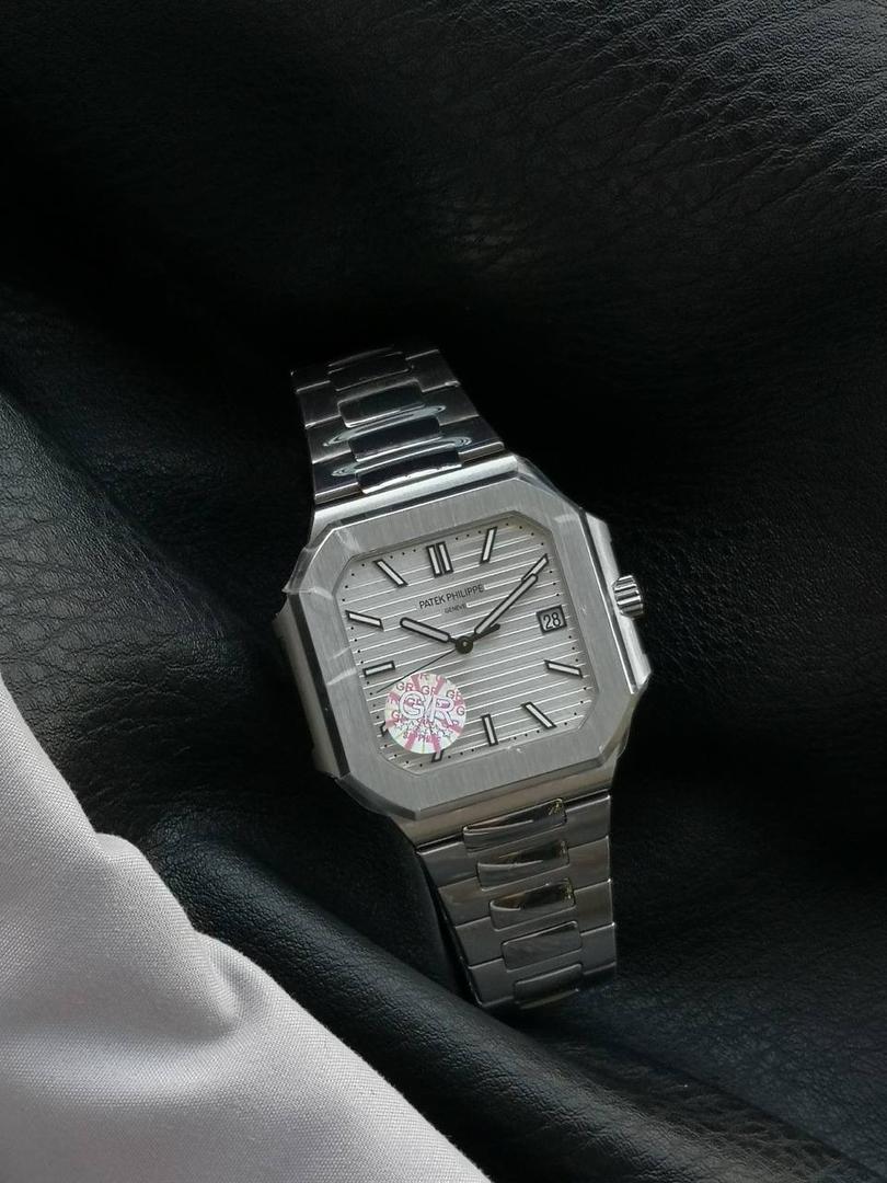 百达翡丽 方形 新系列CUBITUS 5821腕表 亮点特色：1️⃣机芯:搭载定制9015改Cal.26-330 SC一体机，调时不停秒，调时不停秒，摆轮位置均与正品一致，自动上链机芯。2️⃣钢带:316L定制级人体工程学表带，新扣款式。3️⃣表壳:尺寸45毫米厚度仅8.3mm，为表壳对角线长度(即10点位至4点位),因为表壳近似于方形，上下边的宽度会小于这一数值，所以视觉效果并不是很大。 搭配上，5821属于运动风格腕表，日常搭配正装和休闲风格也可以。