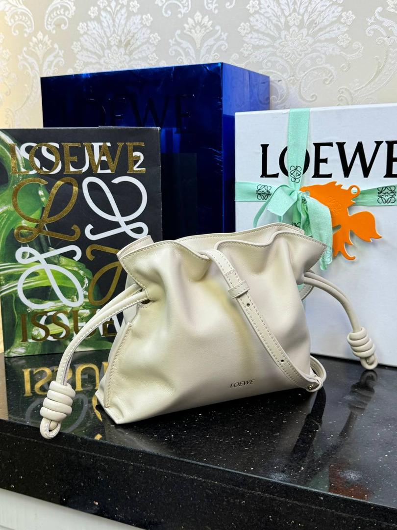 全新升级—𝙁𝙡𝙖𝙢𝙚𝙣𝙘𝙤出货啦✅ ❤️升级版福袋正面新增品牌烫金𝙇𝙤𝙜𝙤代替压印𝙇𝙤𝙜𝙤，肩带加宽同时增加两侧狗扣五金代替原本皮穿扣肩带，精致又便捷🥰 ❤️独家定制皮料五金，小牛皮皮质手感十分柔软且耐用，肩带🉑拆卸🉑调节，多种背法任你选择，容量超大，日常出行必备😍 ❤️独家品控，完全对版细节，全套礼盒🎁包装给你满满的仪式感🥰 迷你尺寸：𝟮𝟯.𝟵-𝟭𝟴-𝟵𝗰𝗺 款号：052030安哥拉白